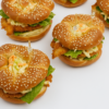 Bajgiel brunchowy kurczak w panko